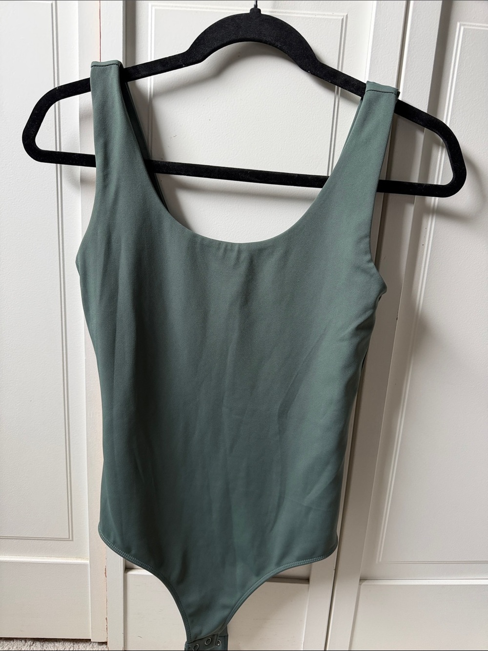 Express body contour Classic Scoop Neck Bodysuit - Sage Green